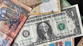 Доллар растет: средневзвешенный курс на KASE 10 апреля 2024 года