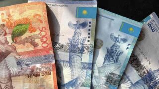 Сколько стоят доллар, евро и рубль в обменниках 22 апреля