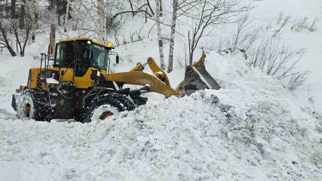 На востоке Казахстана лавина перекрыла одну из важнейших дорог