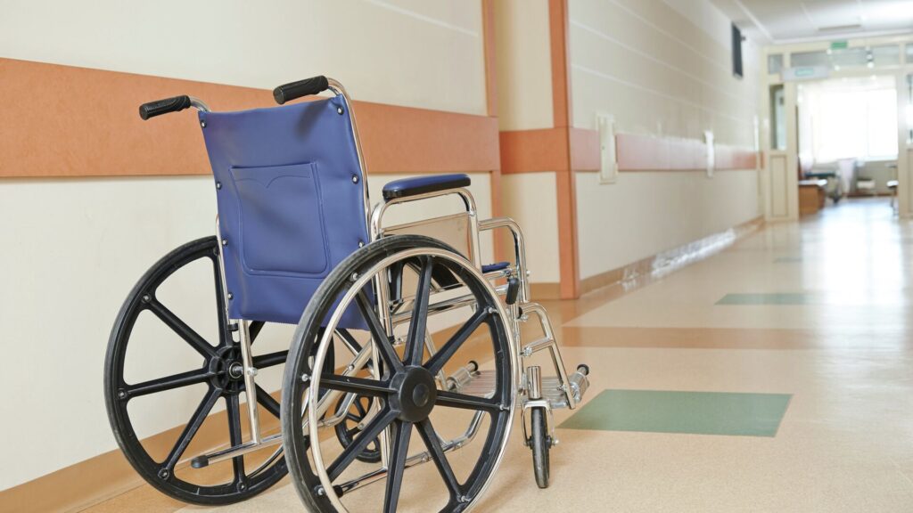 Инвалидное кресло в коридоре