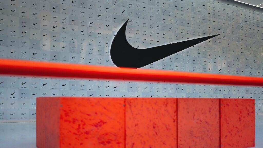 Логотип Nike на спортивной площадке