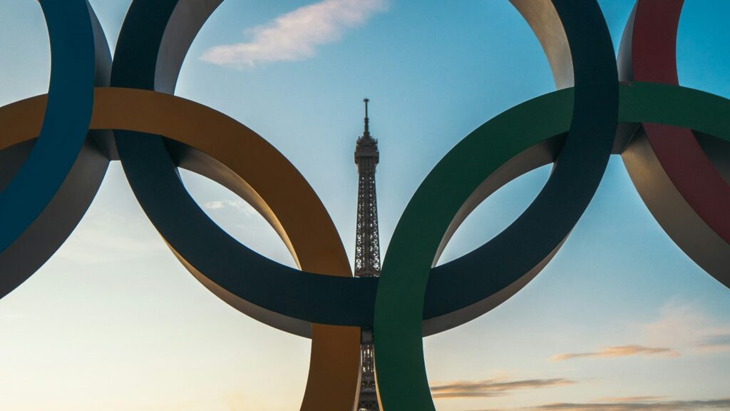Из-за знака олимпиады выглядывает здание