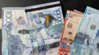 Сколько стоят доллар, евро и рубль в обменниках 18 апреля