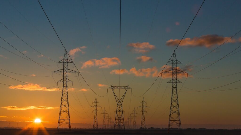 Электроэнергетические вышки стоят в поле