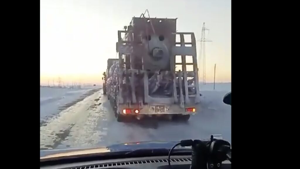 Полицейские в Акмолинской области помогли грузовику с товаром весом более 35 тонн