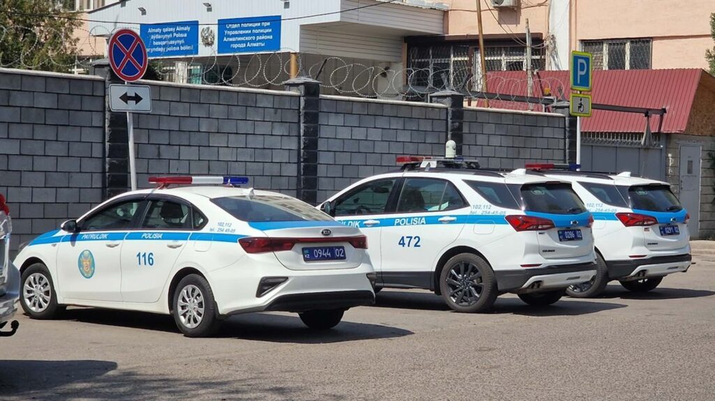 Полицейские машины у опорного пункта в Алматы