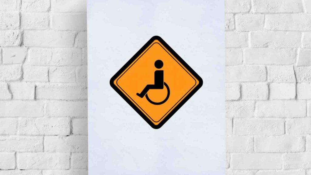 Знак людей с инвалидностью на стене