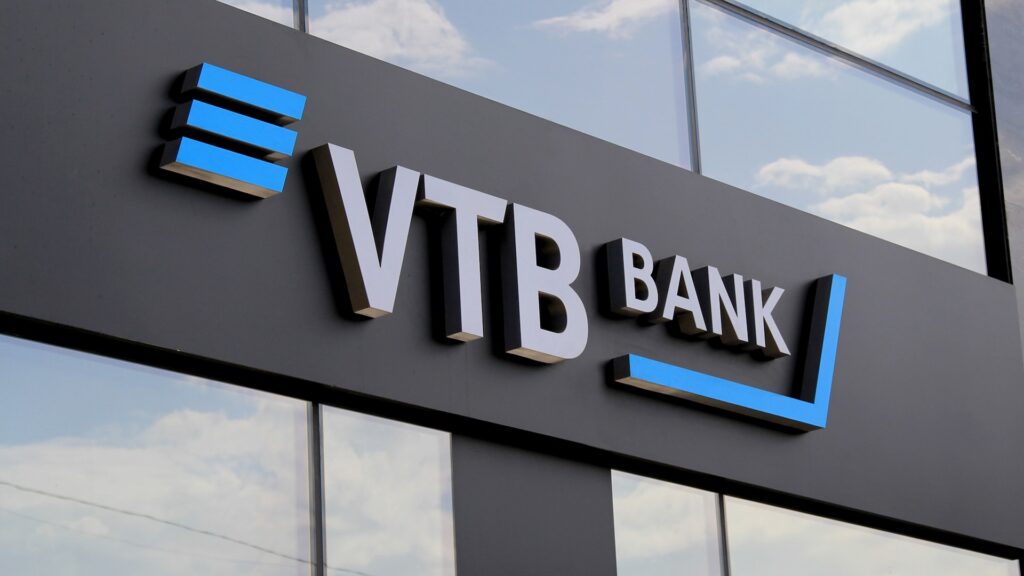 Вывеска ВТБ банка