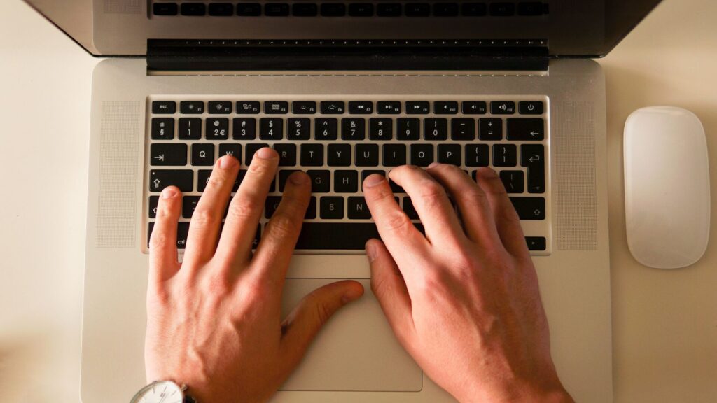 Руки человека на клавиатуре ноутбука