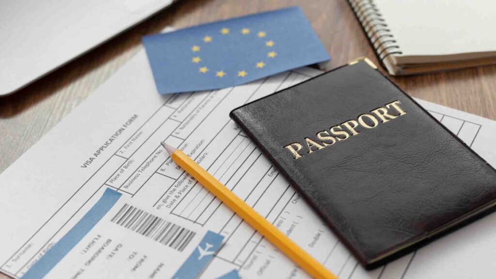Паспорт лежит на столе рядом с флагом Евросоюза