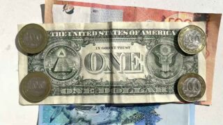 Курс доллара снизился на 2,15 тенге за 6 мая