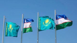 Казахстан проверяет узбекистанцев на запрет въезда в Россию