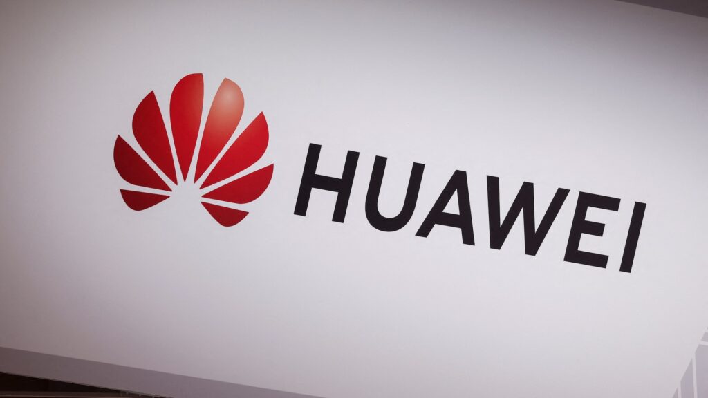 Логотип Huawei на стене