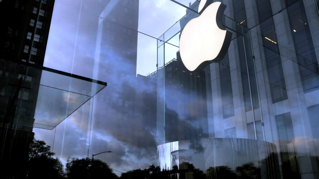 Логотип Apple в отражении стекла
