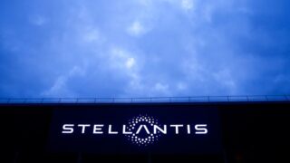 Выручка Stellantis в первом квартале упала на 12% на фоне изменения портфеля продуктов