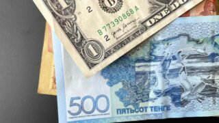Сколько стоят доллар, евро и рубль в обменниках 17 апреля