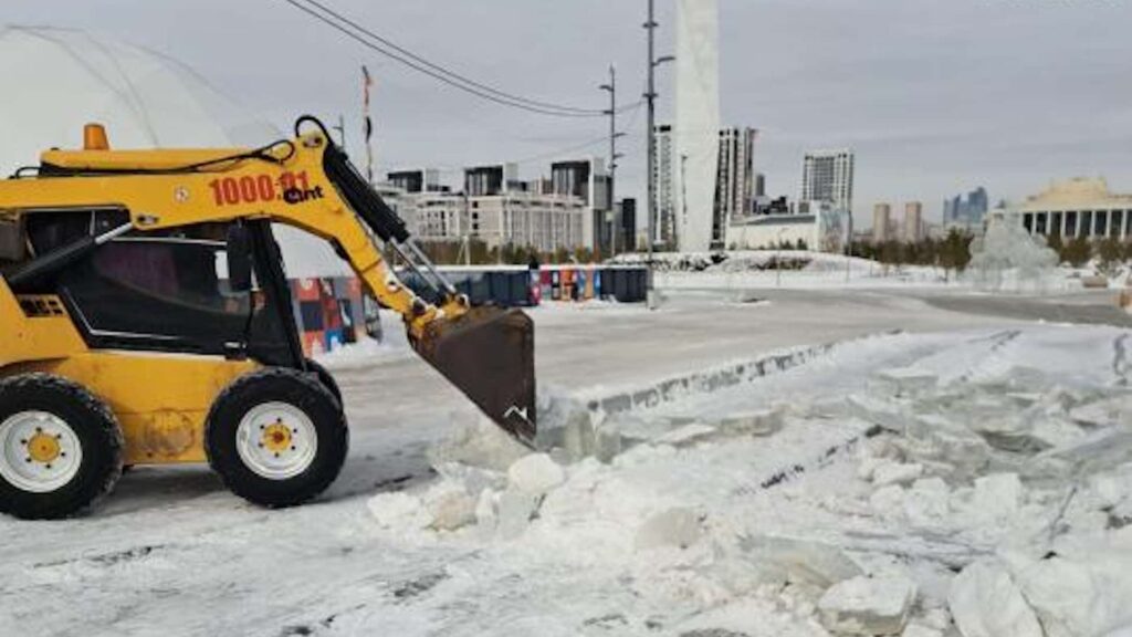 Только за ночь из Астаны вывезли 30 тысяч кубометров снега