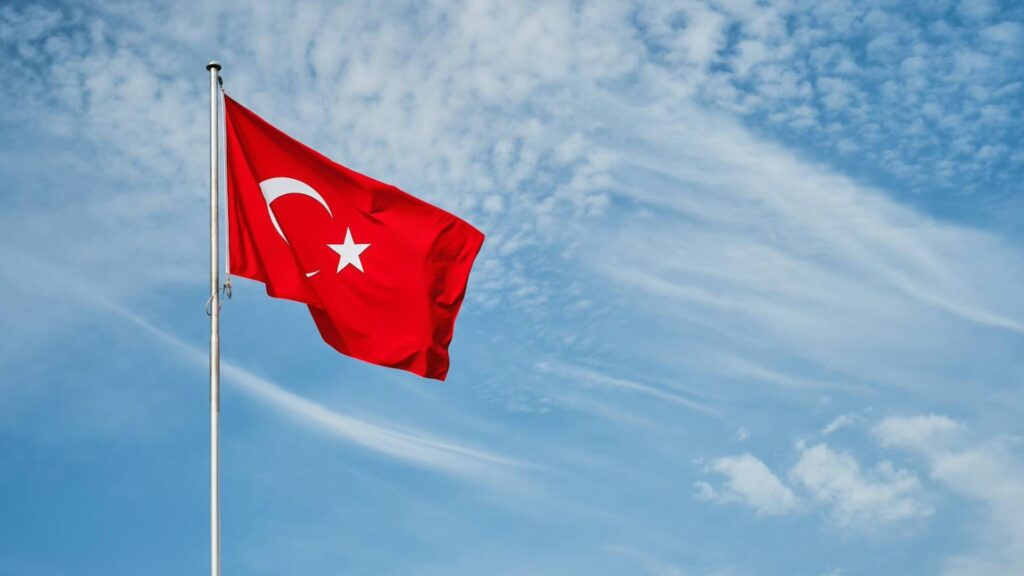 Флаг Турции развивается на фоне синего неба
