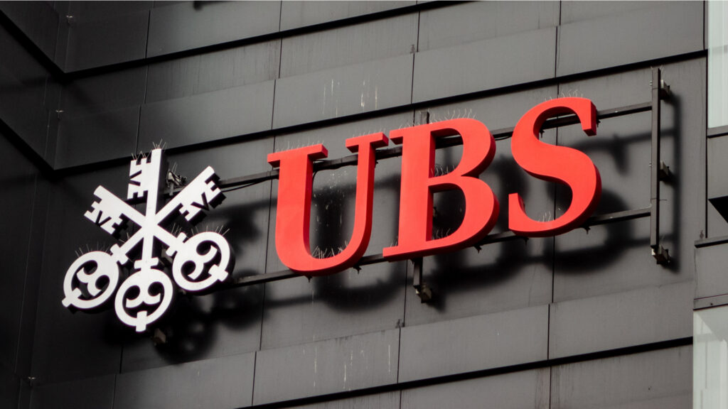 Логотип UBS перед входом в здание, где расположен банк