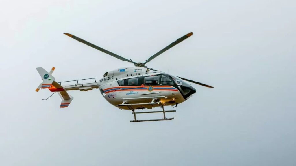 Вертолет Казавиаспас летит в небе