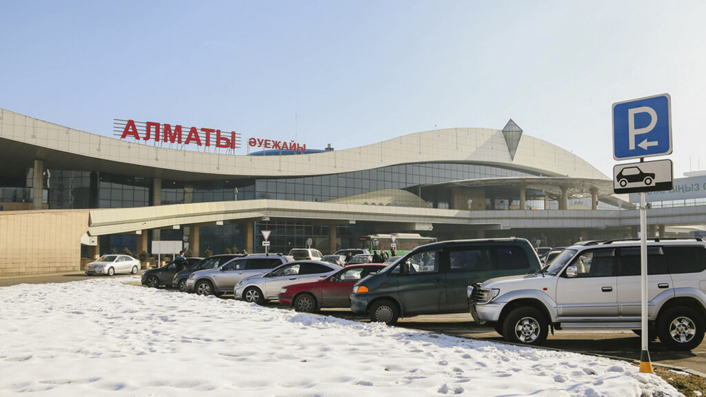 Вид на здание на аэропорта Алматы
