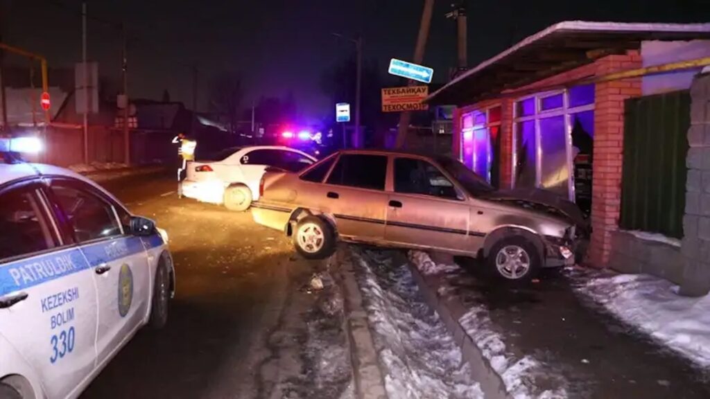 В Алматы произошло ДТП, в результате которого легковой автомобиль столкнулся с магазином