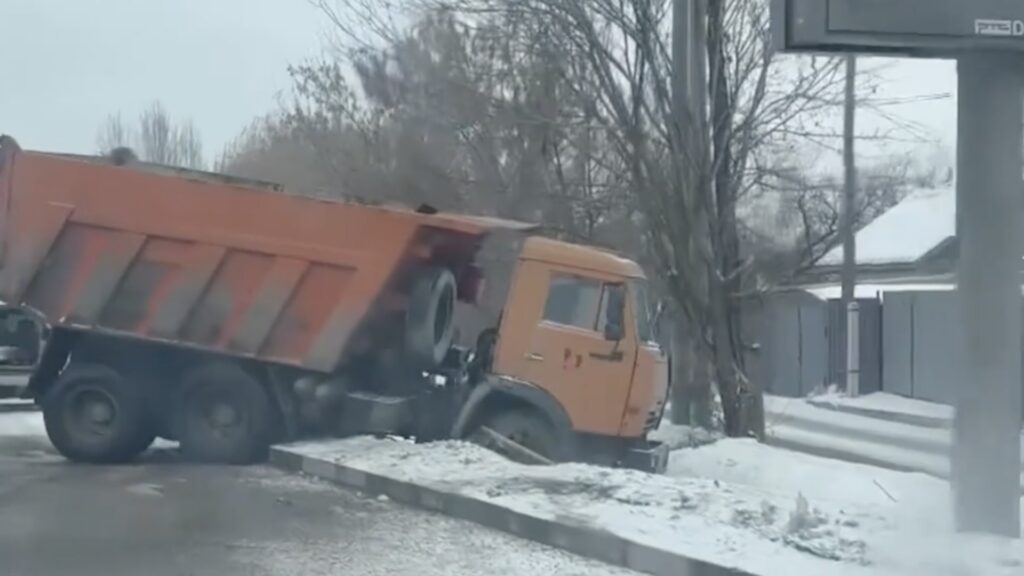 В Алматы случилось несколько ДТП из-за гололеда