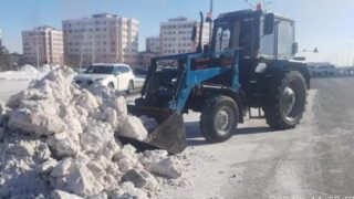 В Астане на уборку снега вышли более 2,2 тыс. дорожных рабочих