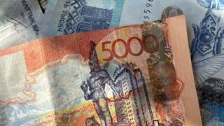 В какие банки несут деньги казахстанцы?