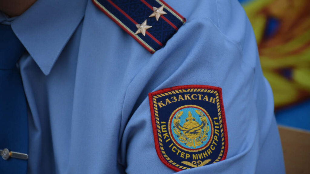 Шеврон и погоны на форме казахстанского полицейского