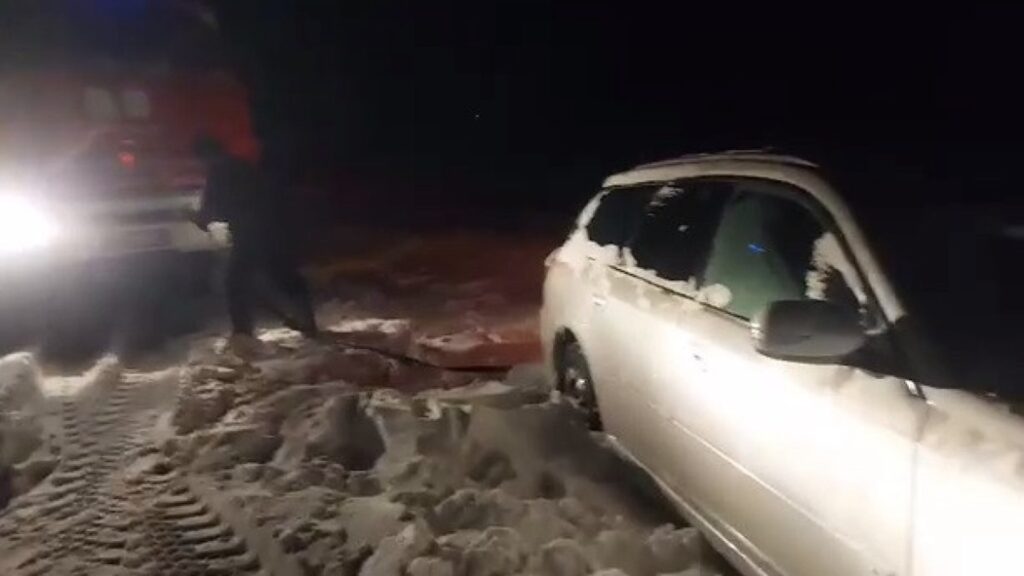 В Восточно-Казахстанской области застряли семеро детей и четверо взрослых из-за снежного плена