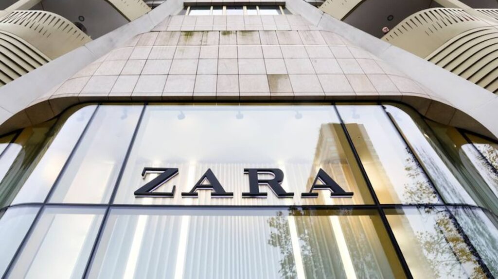 Логотип Zara на витрине одного из крупнейших магазинов компании в мире в Мадриде, Испания