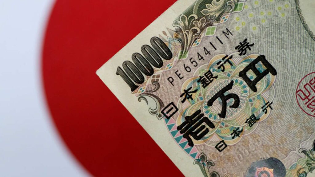 Уголок валюты японской иены на фоне флага страны