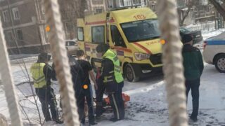 19-летняя девушка выпала из окна многоэтажного здания в Павлодаре и выжила