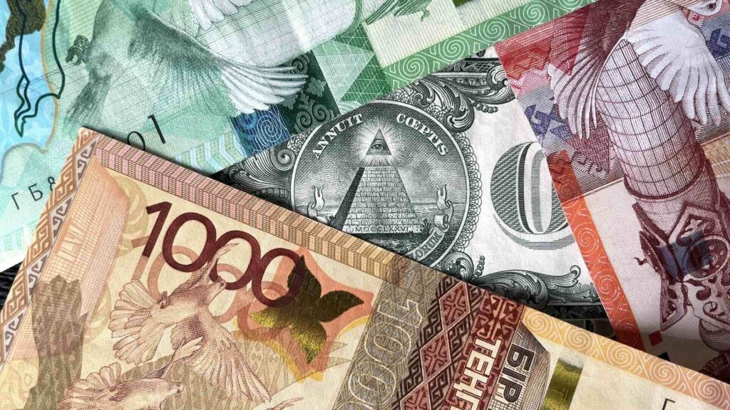 Доллар США окружен казахстанской валютой