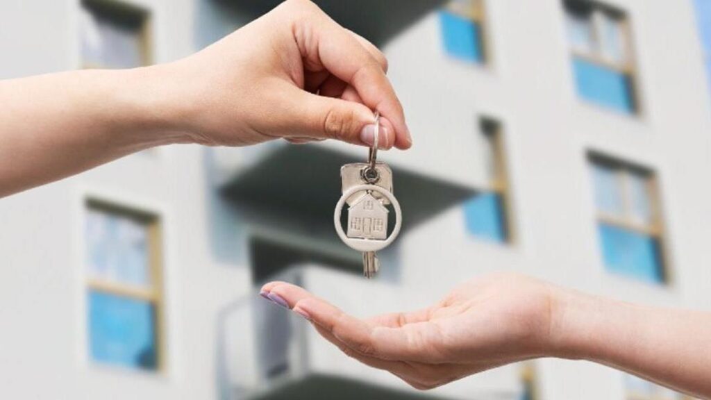 Ключи от квартиры передают из рук в руки