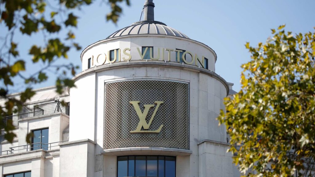 Логотип Louis Vuitton у магазина на Елисейских полях в Париже, Франция