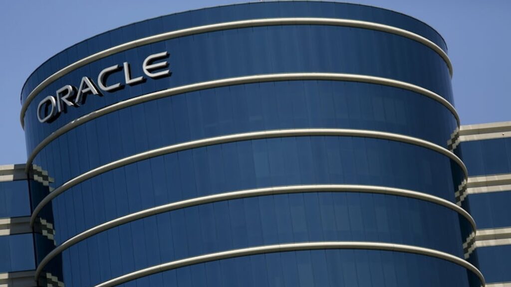 Логотип компании Oracle на здании в США