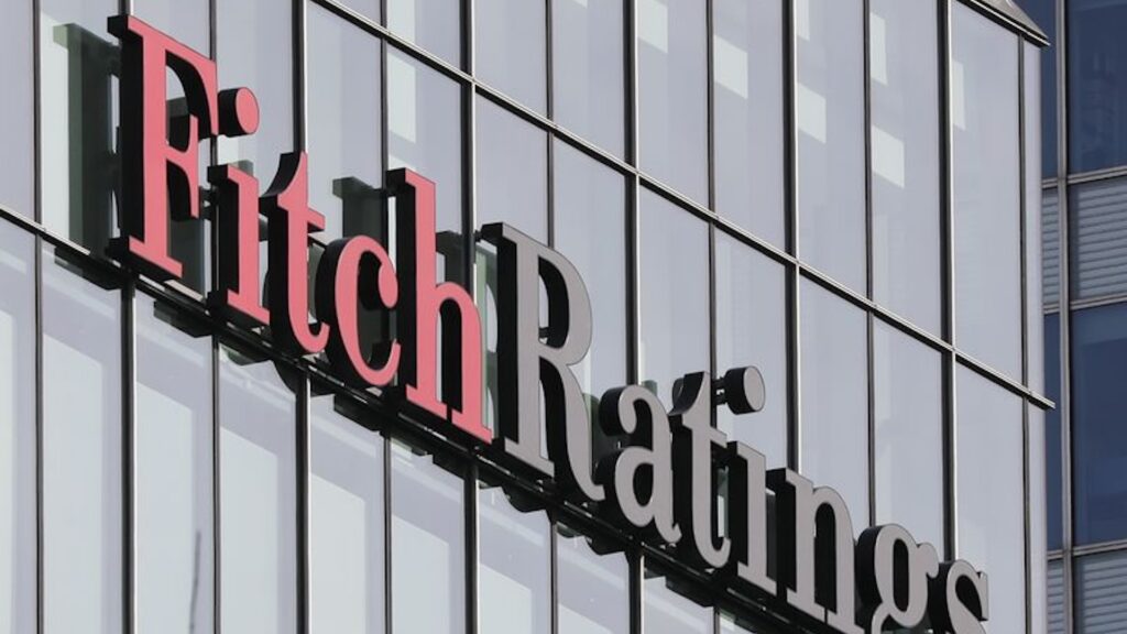 Логотип рейтингового агентства Fitch Ratings виден в офисе компании в финансовом районе Канари-Уорф в Лондоне, Великобритания.