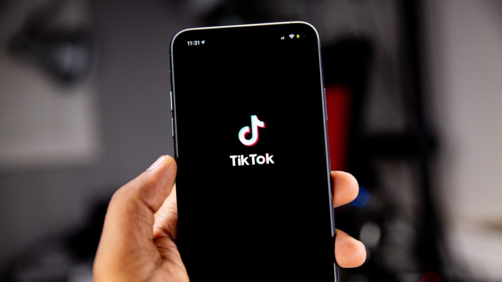 Телефон с логотипом Tiktok