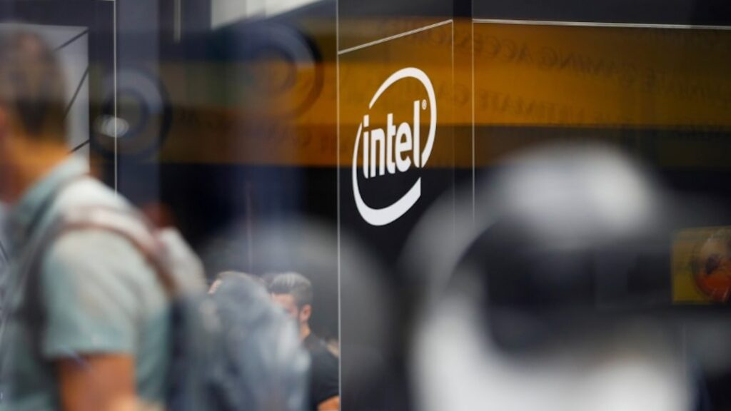 Логотип Intel на прозрачной перегородке в офисе