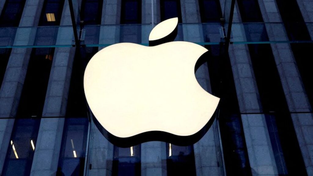Логотип компании Apple на здании