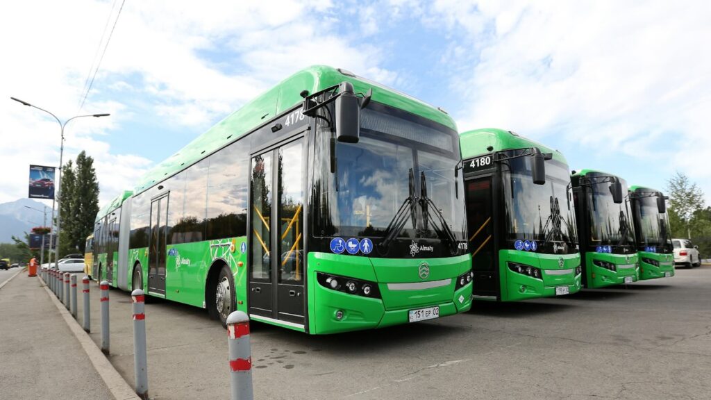 Новые автобусы стоят на стоянке Алматы