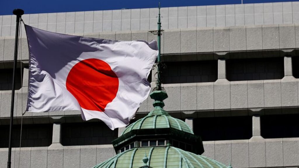 Японский национальный флаг развевается на здании Банка Японии в Токио, Япония