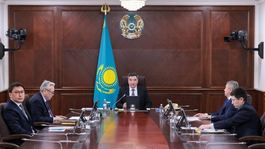 Премьер РК Олжас Бектенов ведет совещание по поводу инвестиционного климата в Казахстане