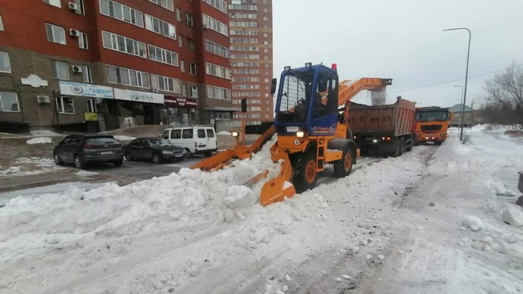 Специальная машина убирает снег в Астане