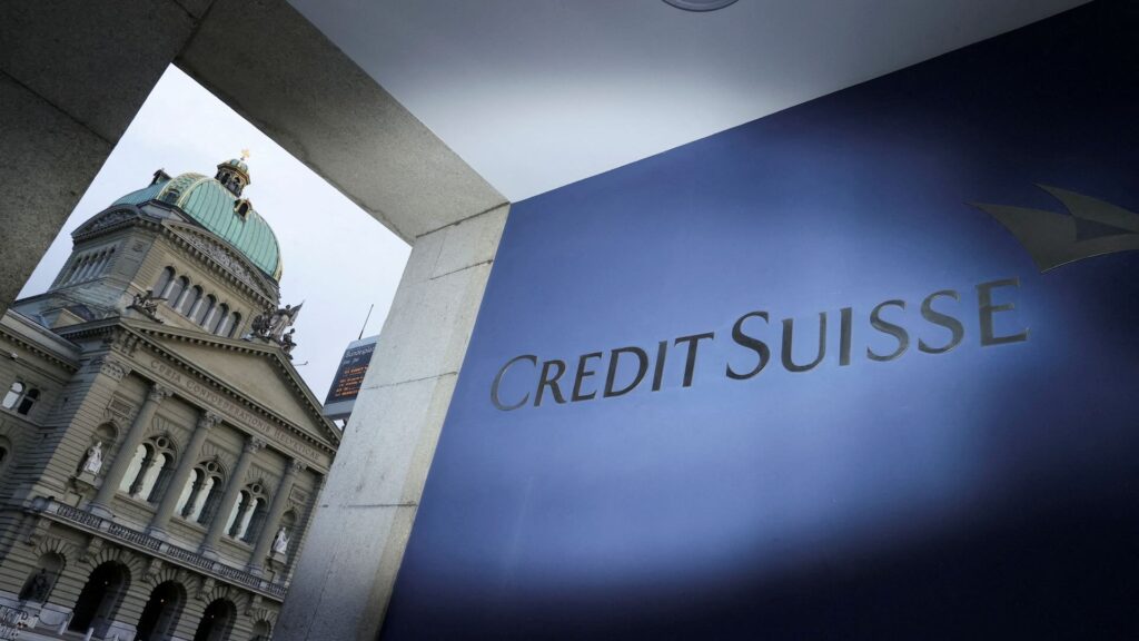 Логотип Credit Suisse изображен на фоне здания швейцарского парламента в Берне, Швейцария