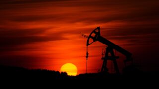 Нефть дешевеет на мировых рынках из-за снижения опасений