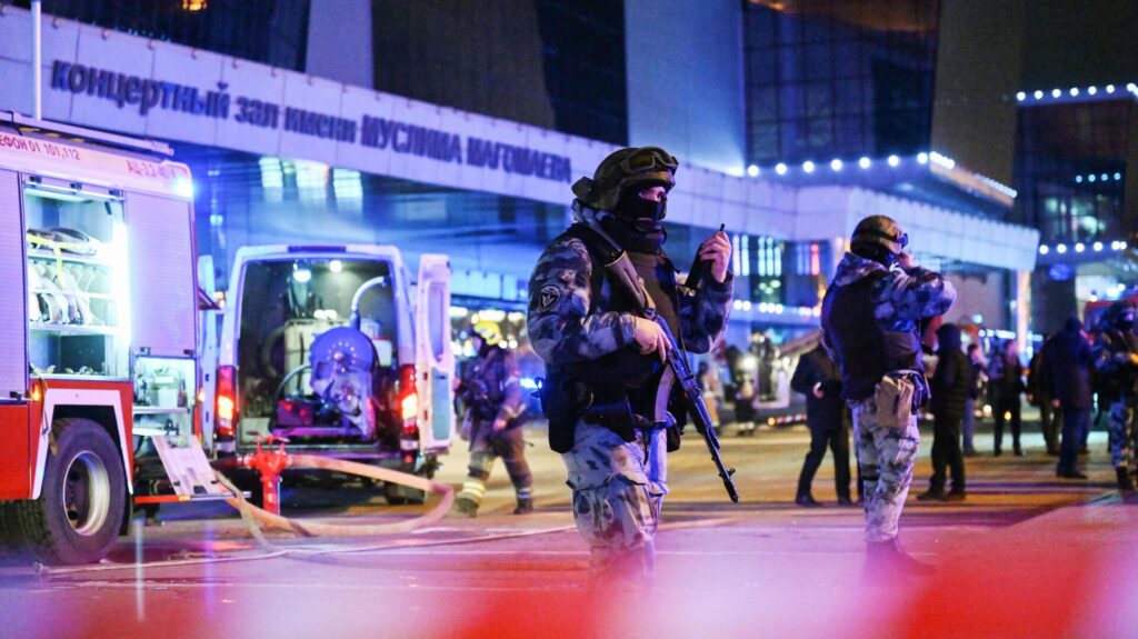 Спецназ оцепил Крокус Сити Холл в Москве после теракта