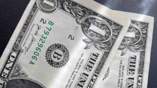 Доллар падает: средневзвешенный курс на KASE в пятницу, 15 марта 2024 года